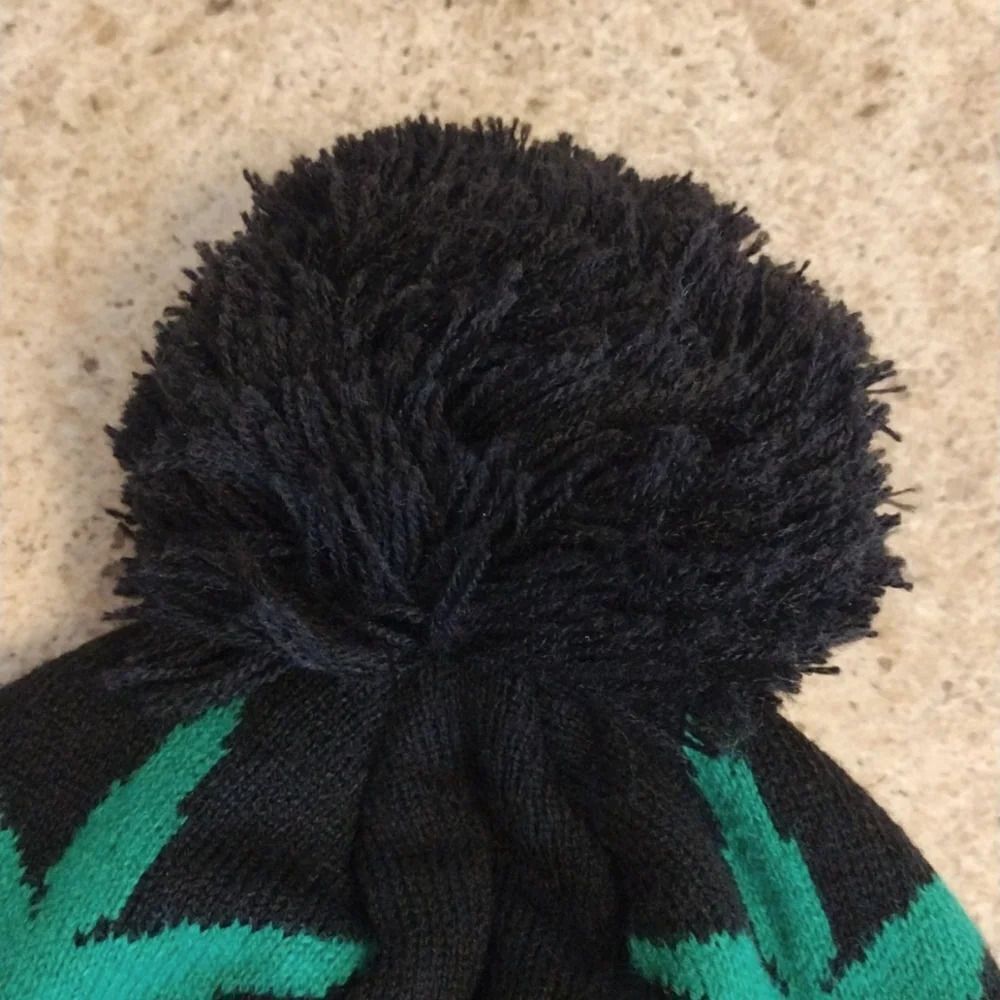 Black‎ Green Leaf Print Grunge Cuffed PomPom Knit Beanie NWOT - Picture 4 of 14